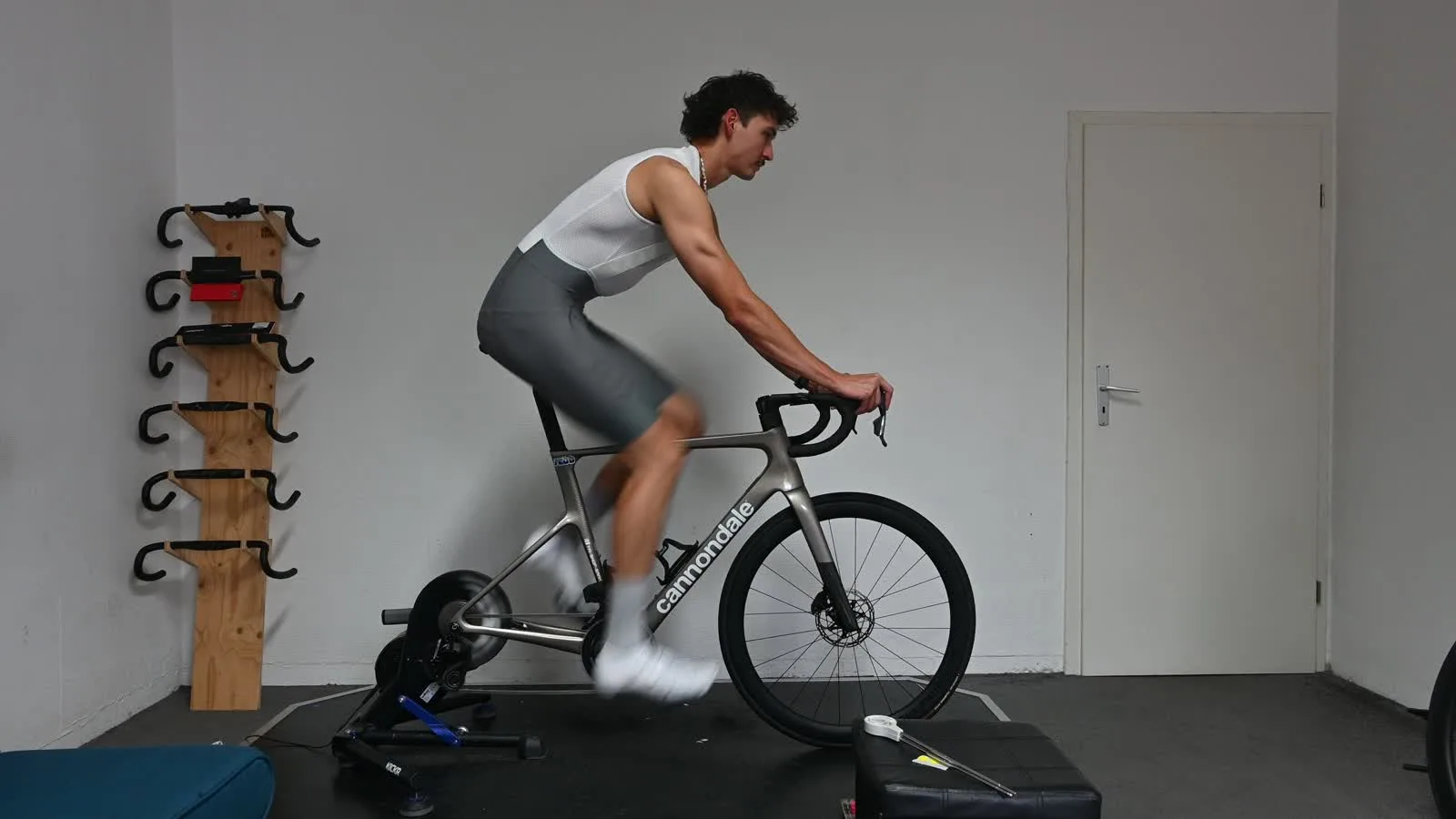 Bikefitting im eigenen Fittingraum bei Tri Shop Saar, Seitenansicht auf der Rolle
