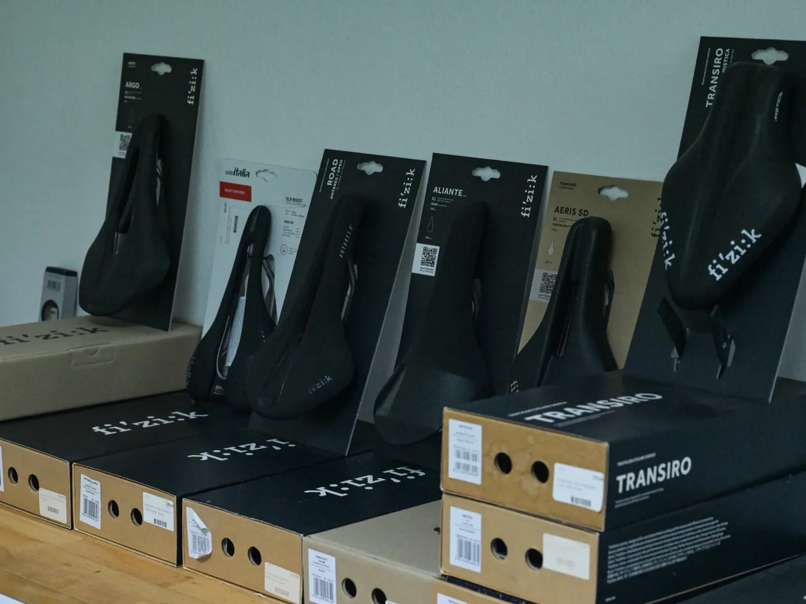 Fizik-Sättel im Regal bei Tri Shop Saar in Saarbrücken