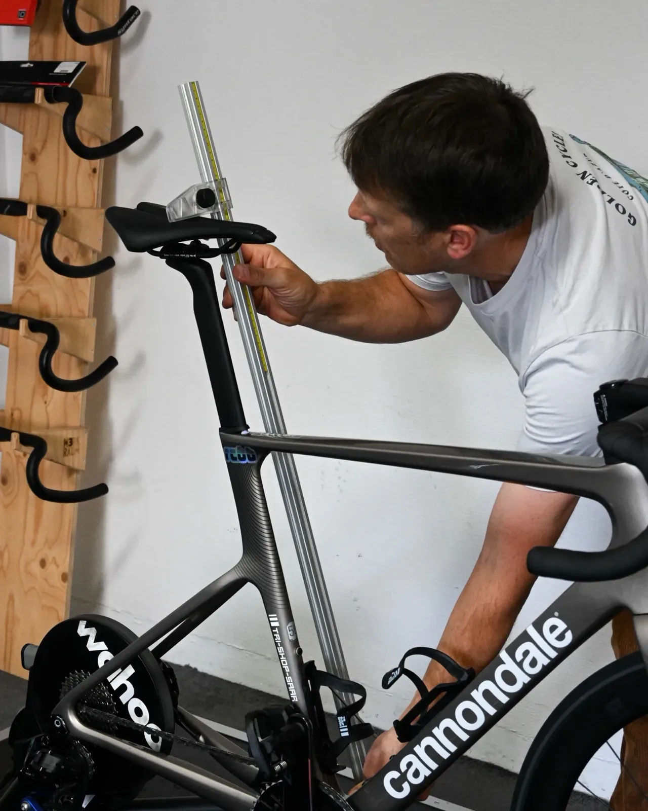 Martin misst die Sattelhöhe beim Bikefitting bei Tri Shop Saar