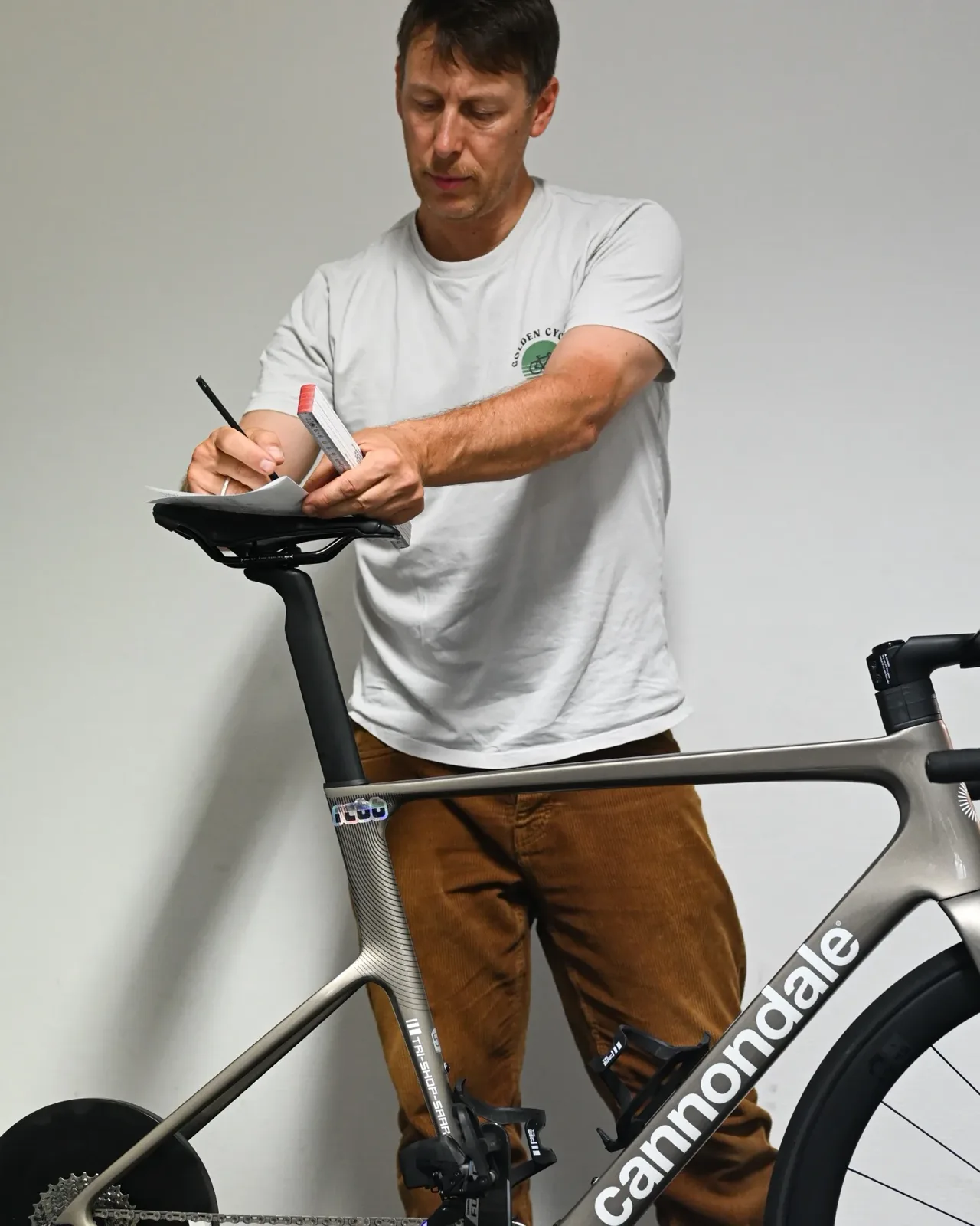 Martin dokumentiert die Messwerte beim Bikefitting bei Tri Shop Saar