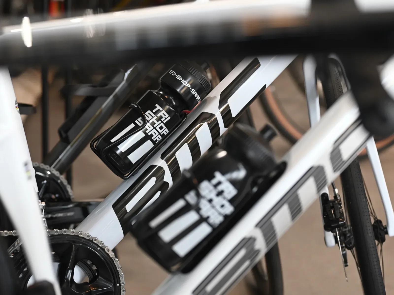 BMC-Rahmen mit Tri-Shop-Saar-Trinkflaschen