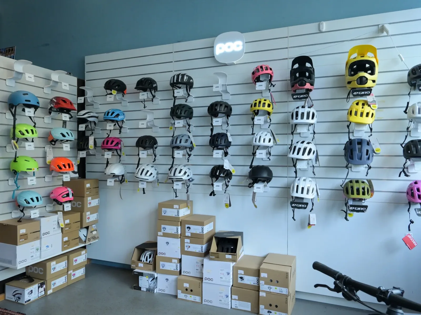 POC-Helmwand bei Tri Shop Saar in Saarbrücken