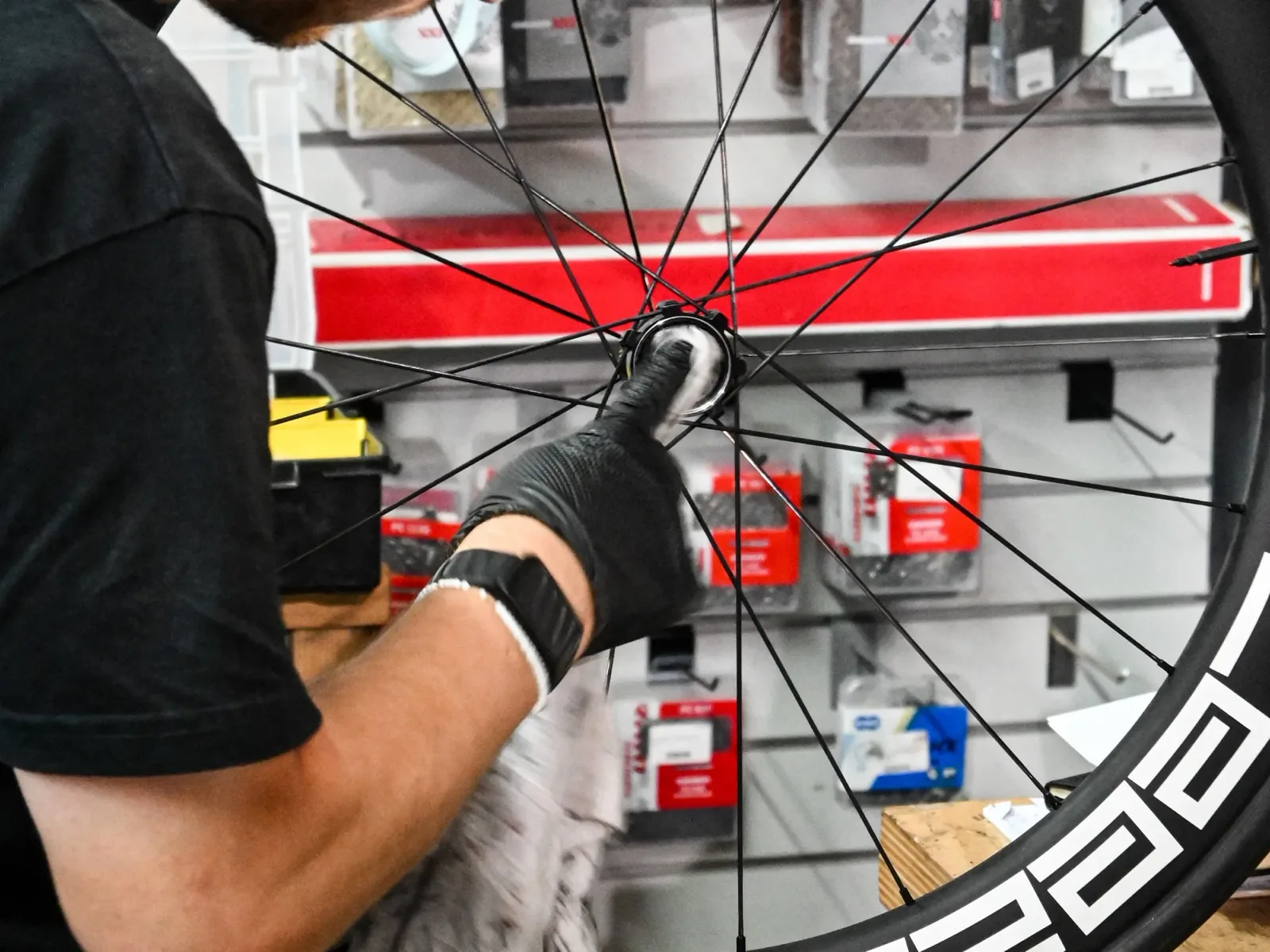 Laufrad prüfen in der Werkstatt von Tri Shop Saar in Saarbrücken
