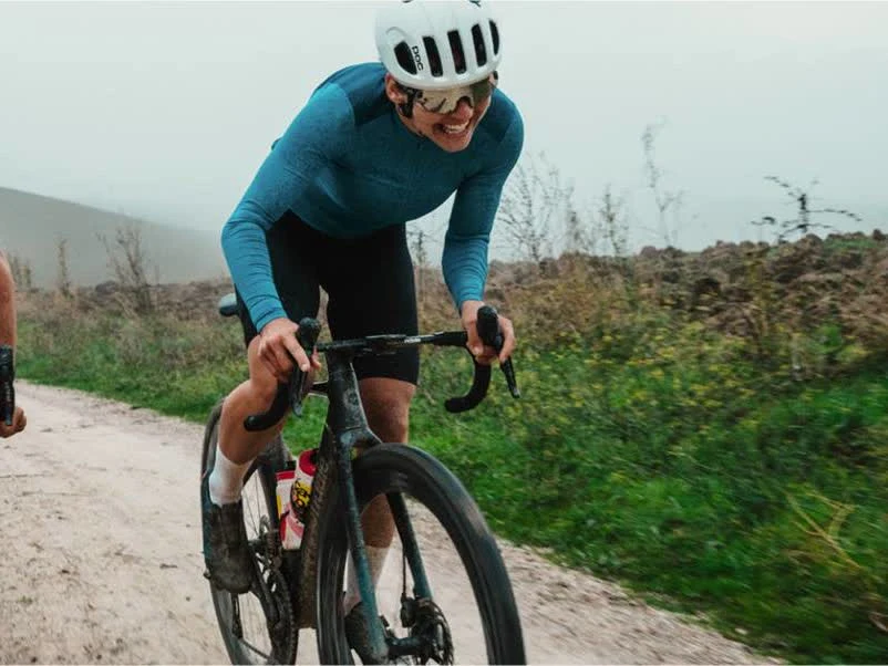 Zwei Fahrer auf Cannondale-Gravelbikes bei der Probefahrt