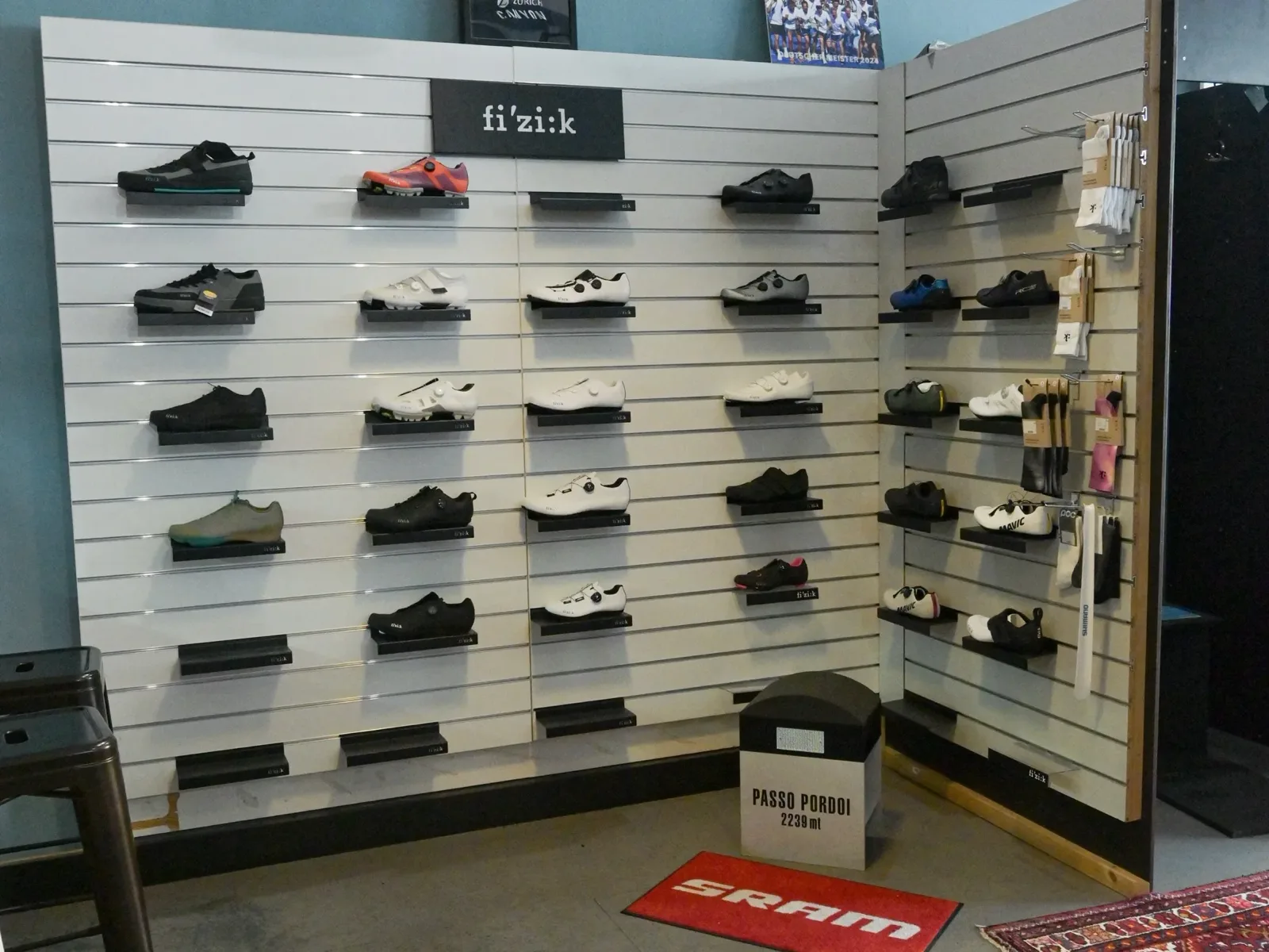 Fizik-Schuhwand bei Tri Shop Saar in Saarbrücken