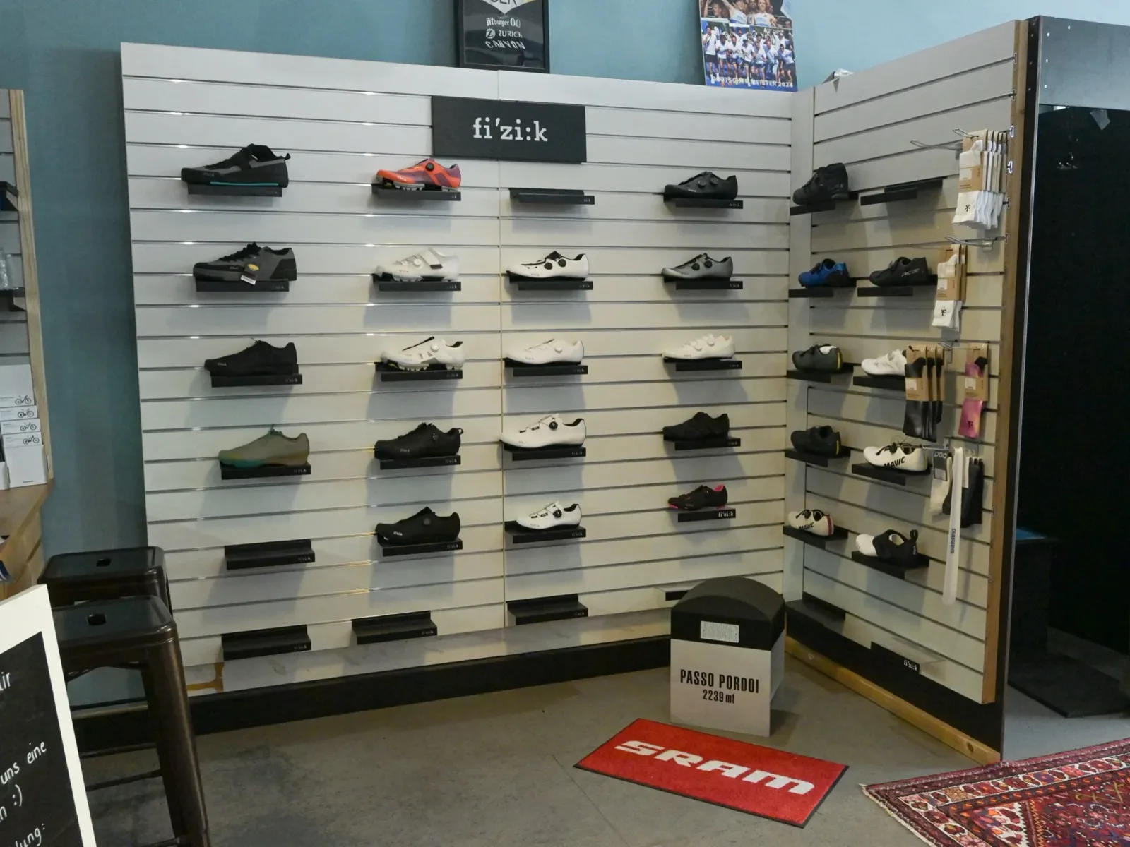 Fizik-Schuhwand bei Tri Shop Saar in Saarbrücken