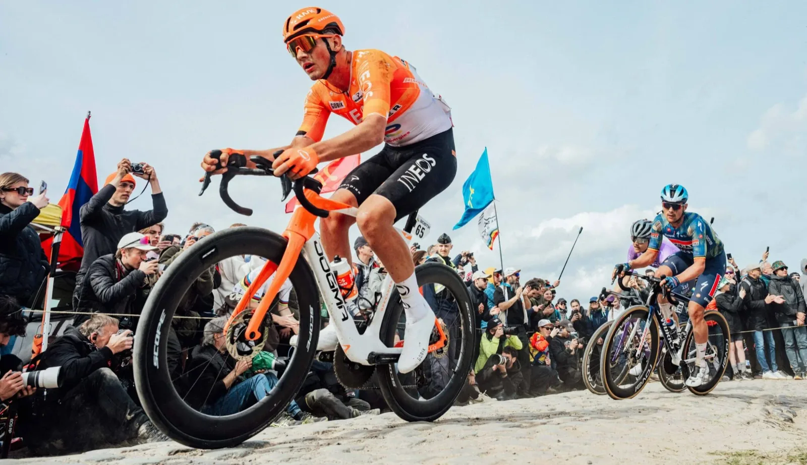 Netcompany-INEOS-Fahrer auf Scope-Laufrädern bei Paris-Roubaix