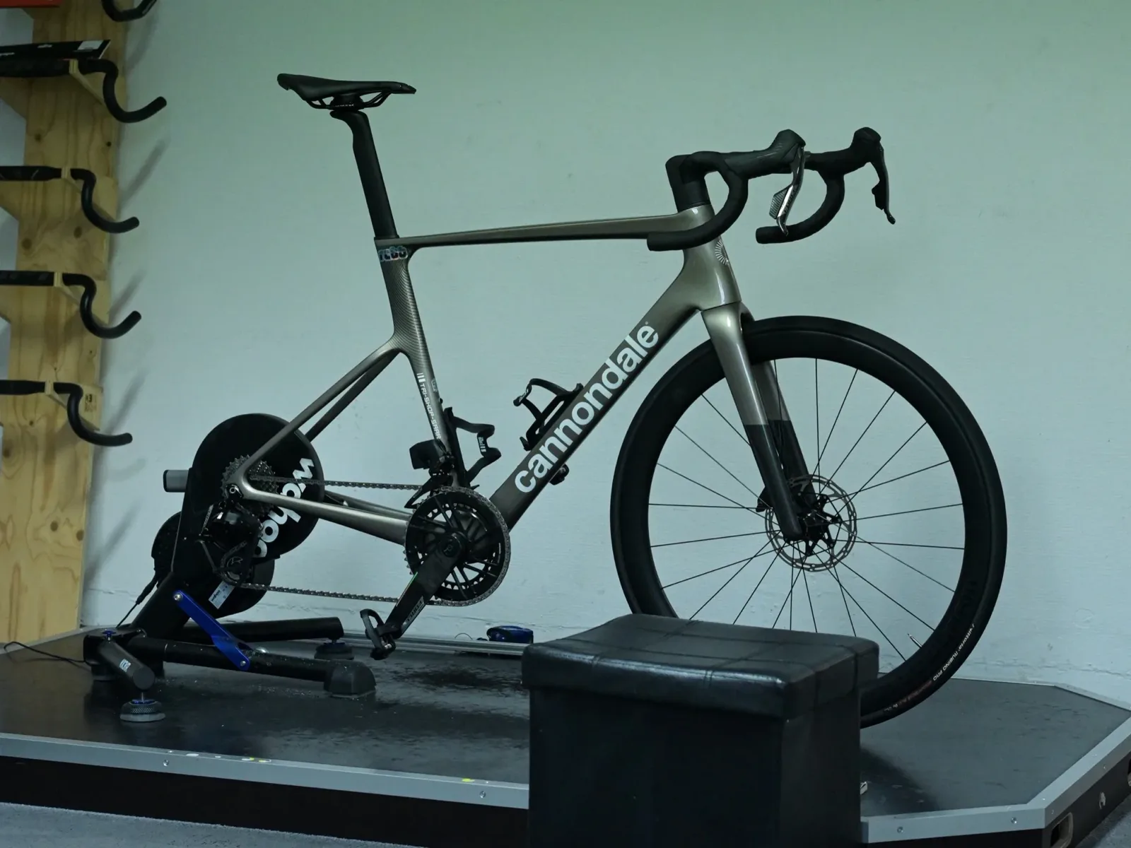 Rennrad auf der Rolle im Fittingraum bei Tri Shop Saar in Saarbrücken