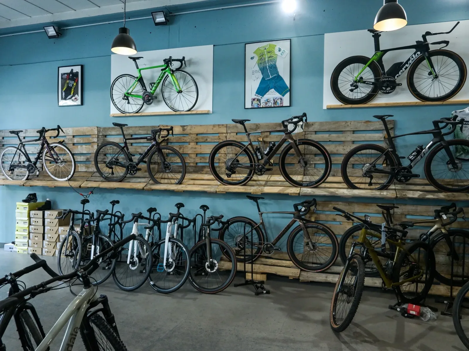 Räder an der Wand im Verkaufsraum von Tri Shop Saar in Saarbrücken