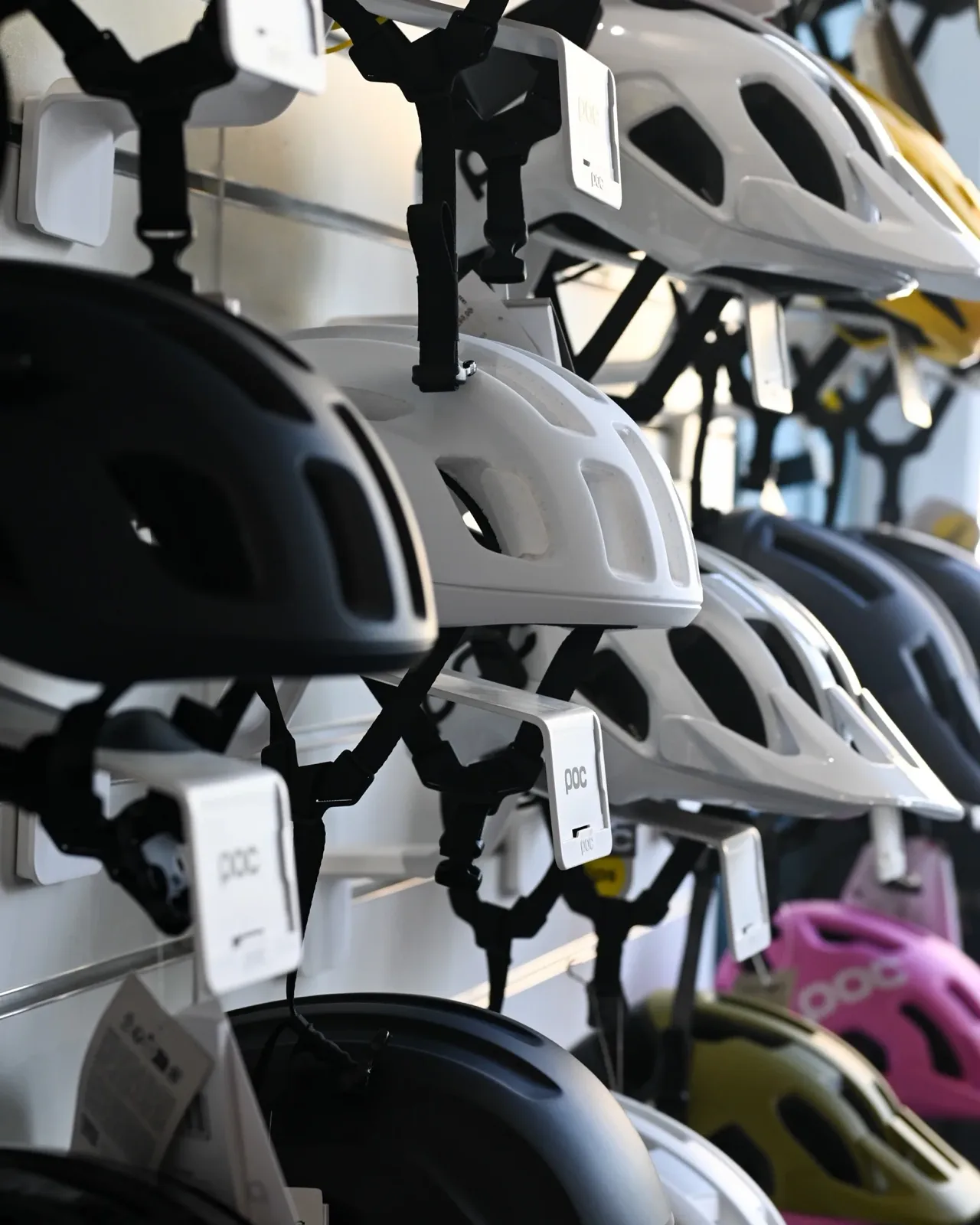POC-Helmwand bei Tri Shop Saar in Saarbrücken