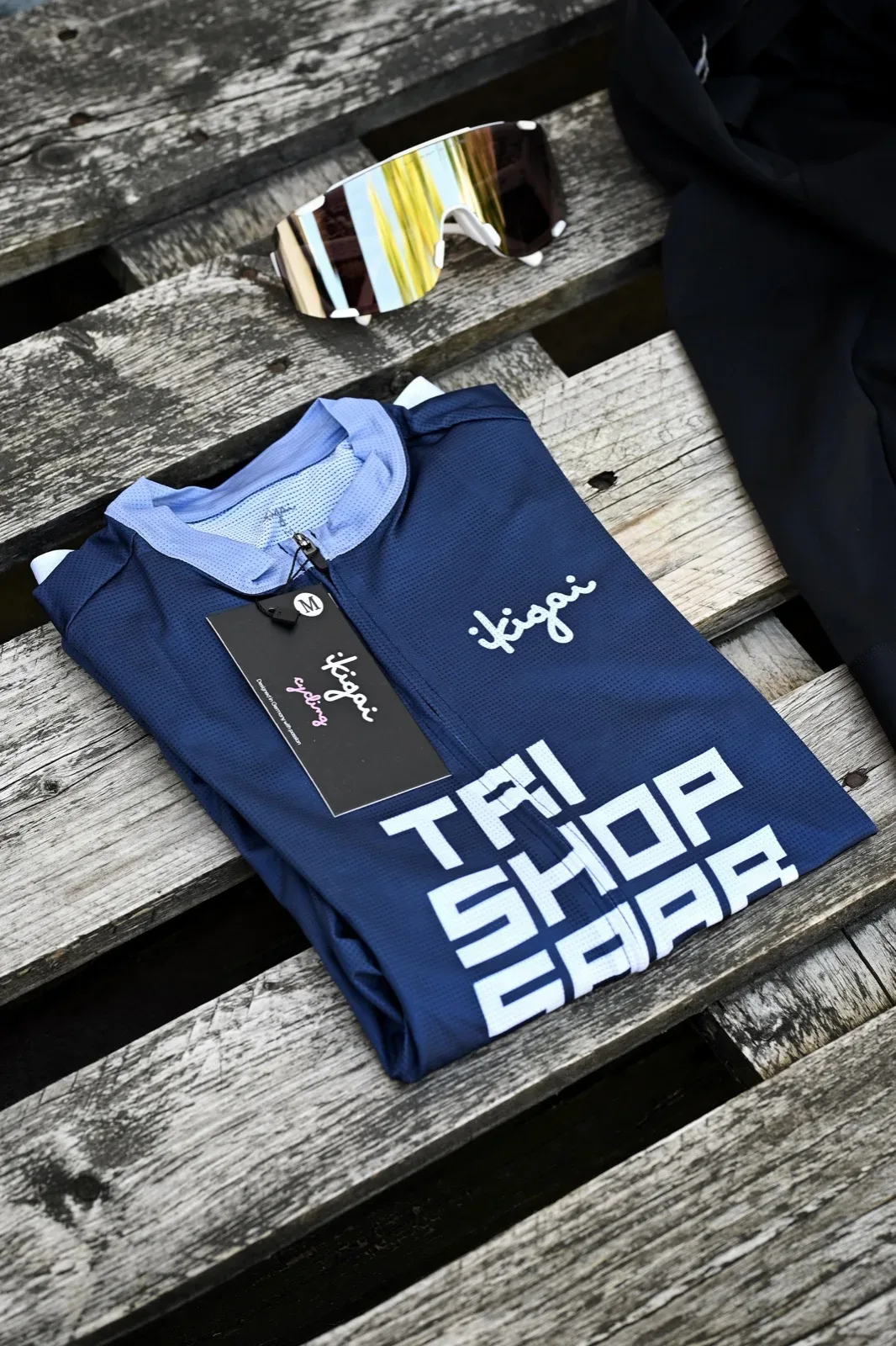 Tri Shop Saar Trikot zusammengelegt, mit Sonnenbrille