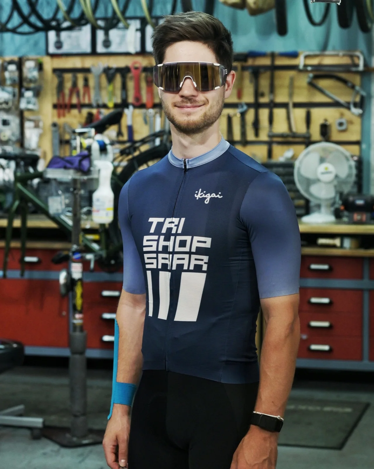 Trikot von Tri Shop Saar in der Werkstatt getragen, in Zusammenarbeit mit Ikigai Cycling