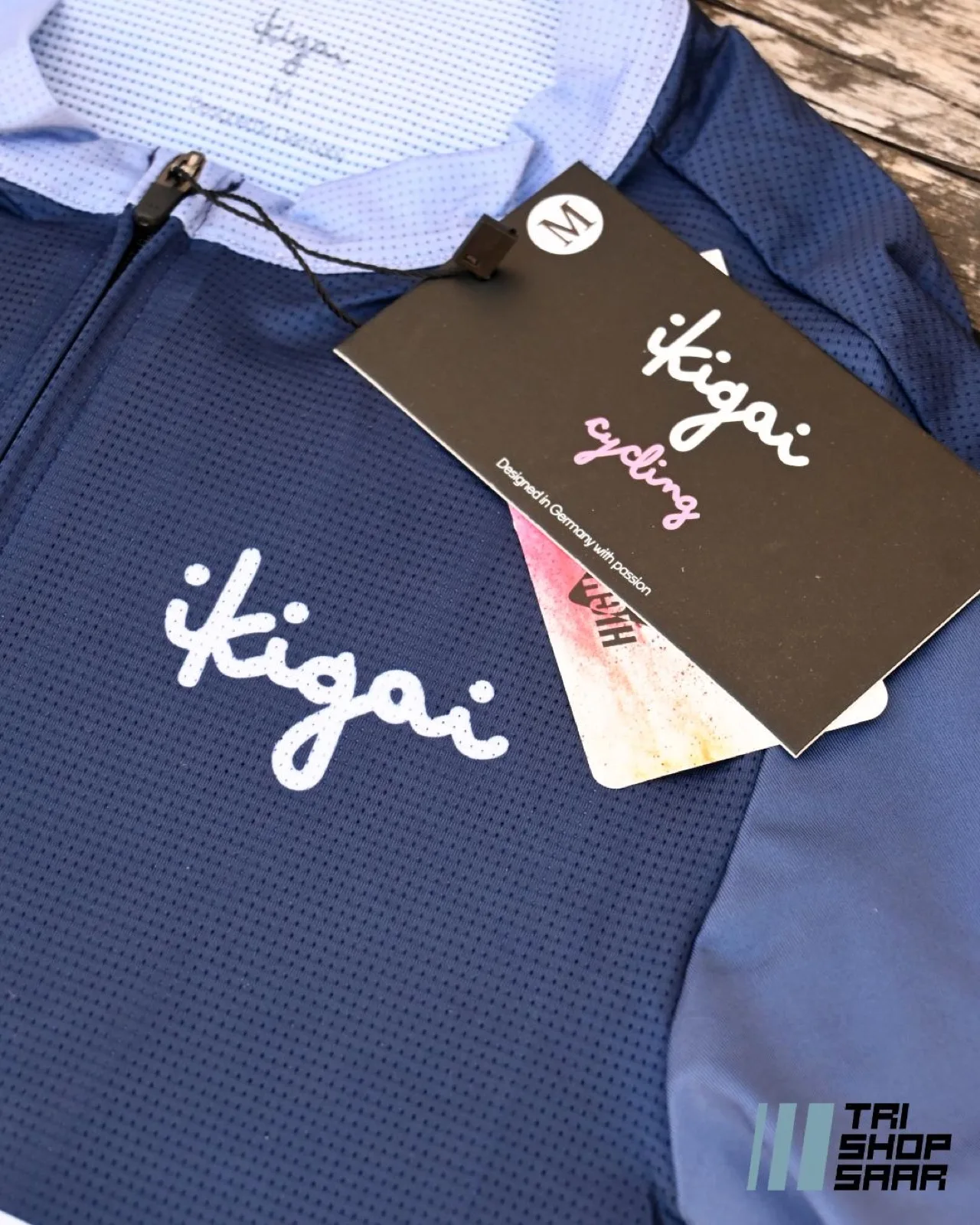 Ikigai-Cycling-Logo auf der Brust des Tri-Shop-Saar-Trikots