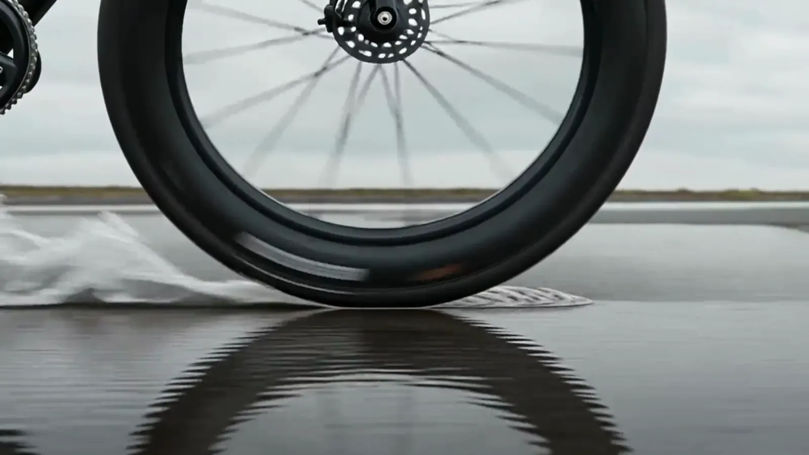Laufrad auf nassem Asphalt — KI-generiert