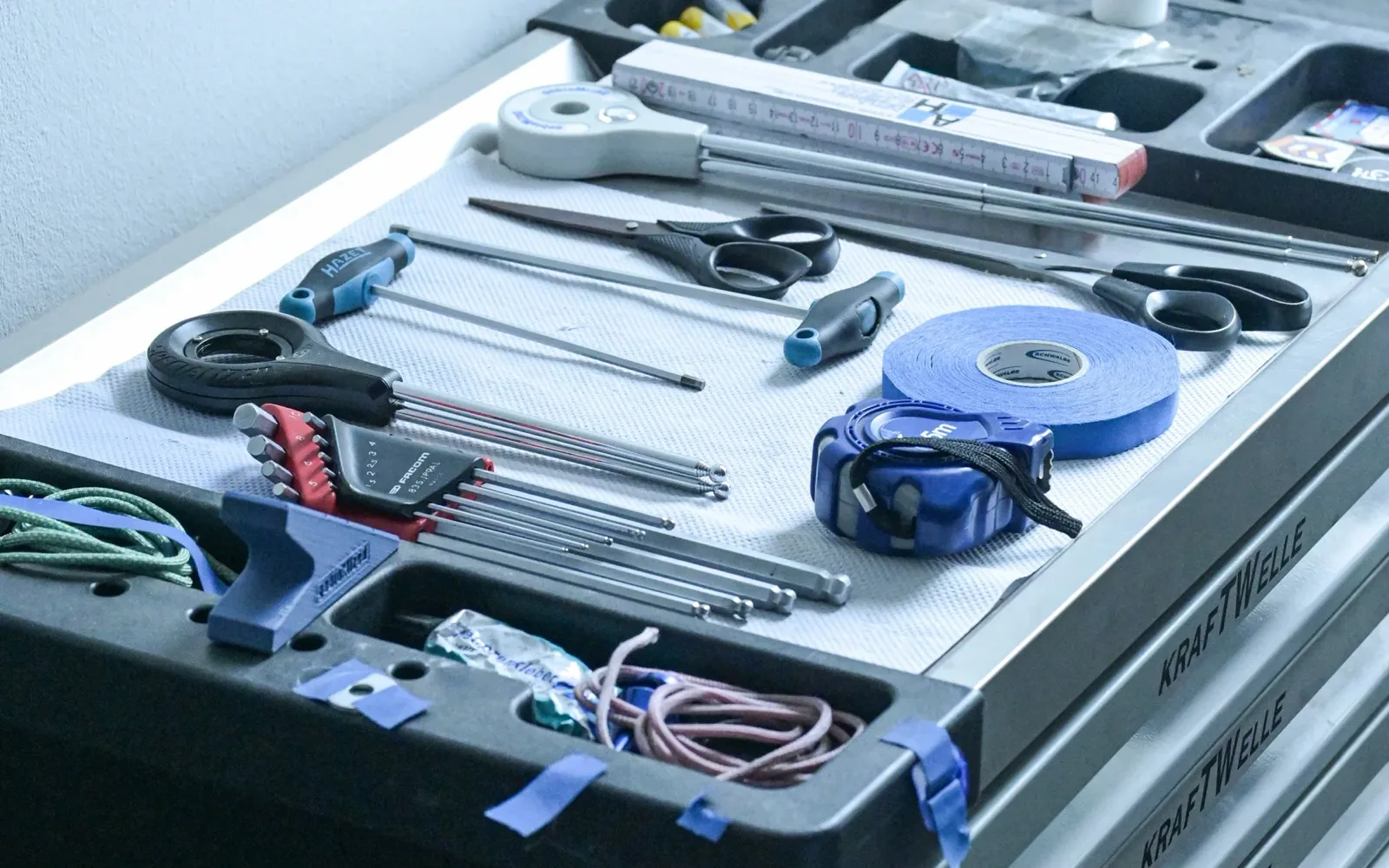 Werkzeugwagen in der Werkstatt von Tri Shop Saar, bereit für die Cockpit-Zerlegung