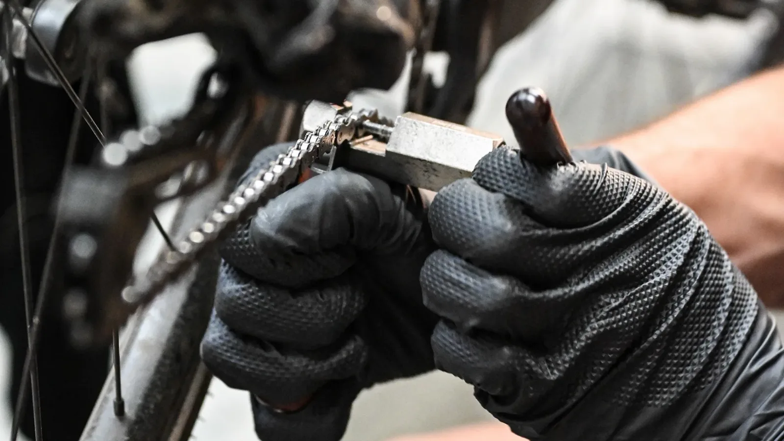 Kettenwartung in der Werkstatt von Tri Shop Saar in Saarbrücken