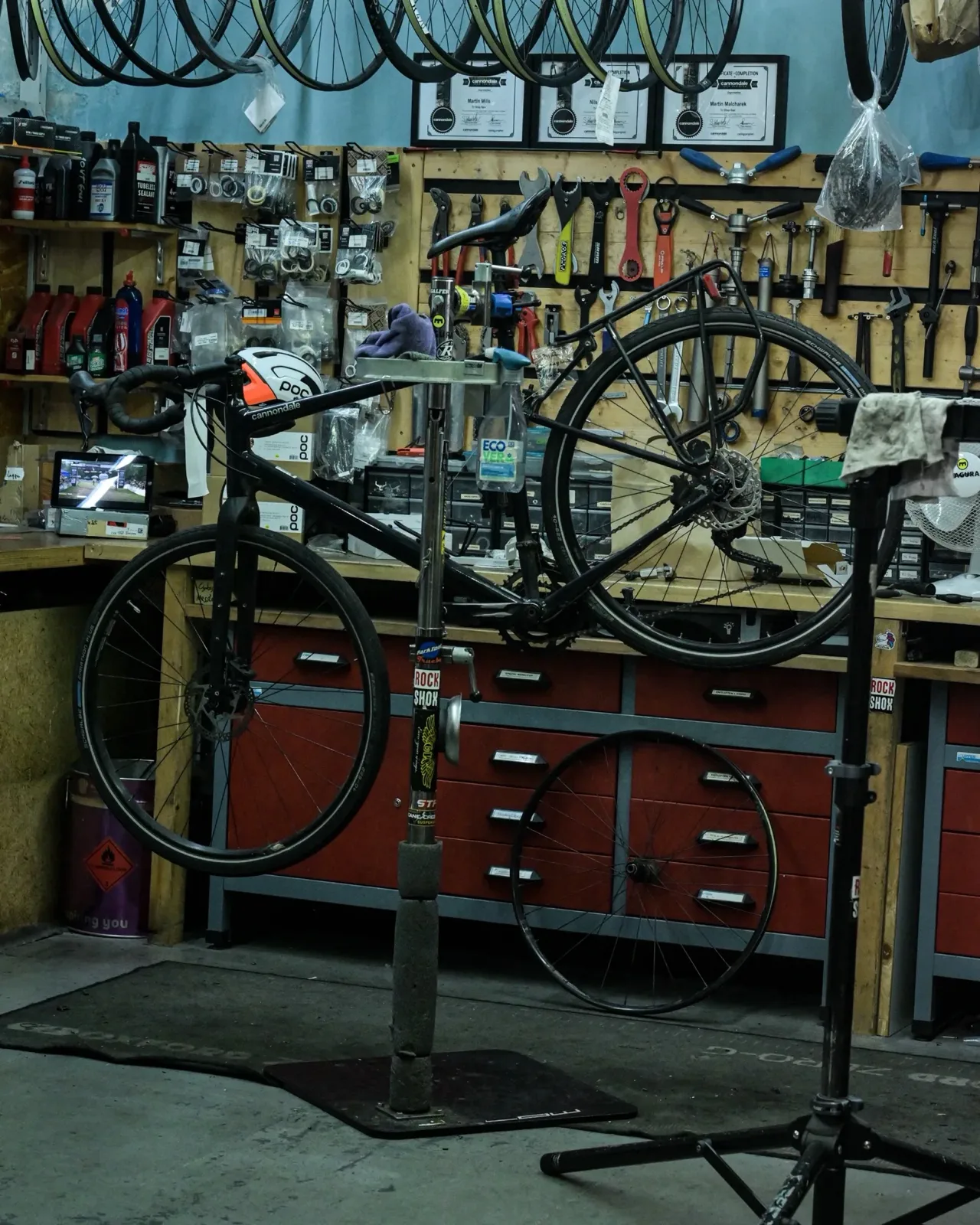Werkstatt von Tri Shop Saar mit Montageständern in Saarbrücken