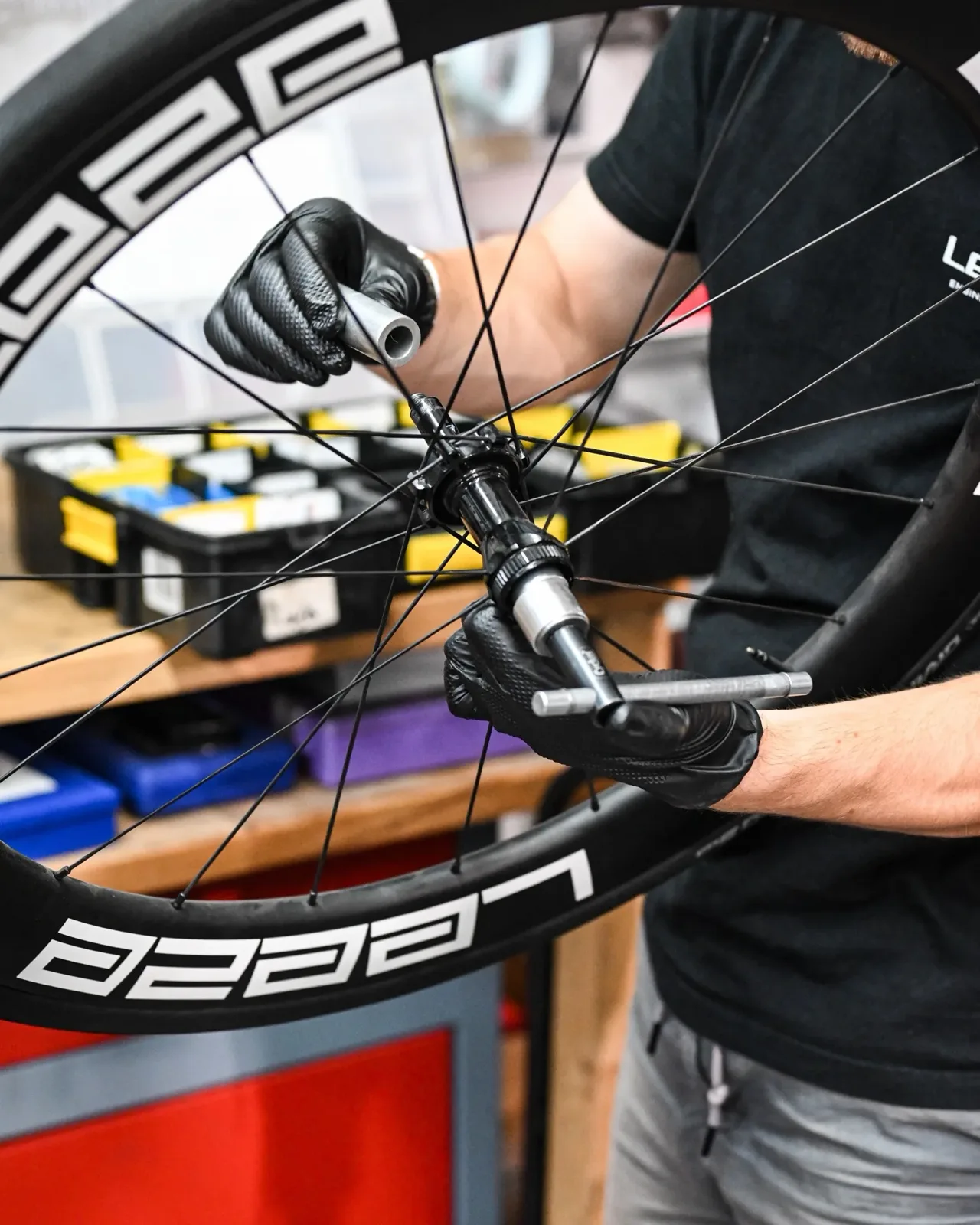 Rad im Montageständer wird bei Tri Shop Saar in Saarbrücken aufgebaut
