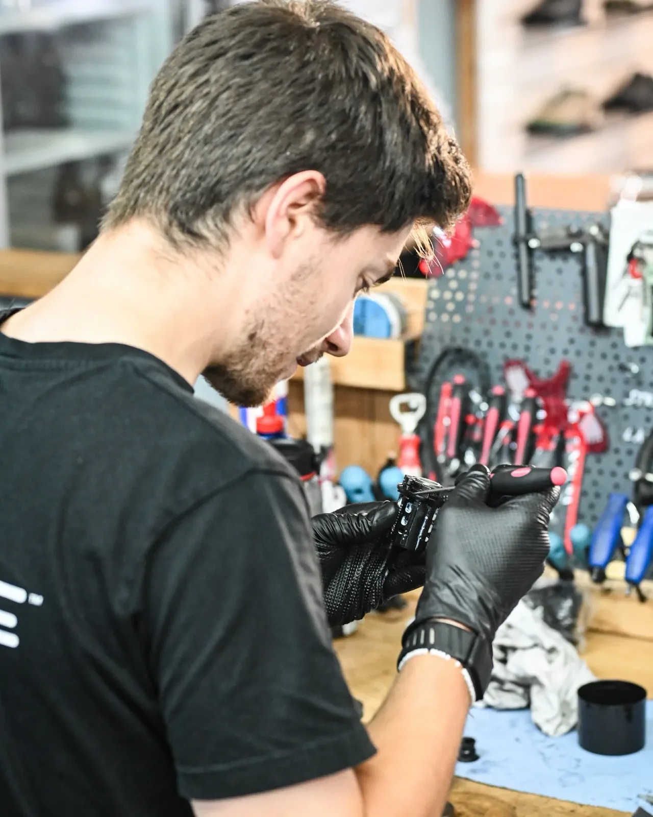 Rennrad im Montageständer in der Werkstatt von Tri Shop Saar in Saarbrücken