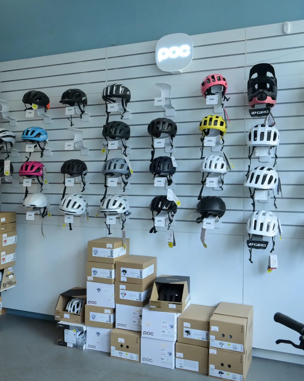 Helmwand im Zubehörbereich von Tri Shop Saar in Saarbrücken